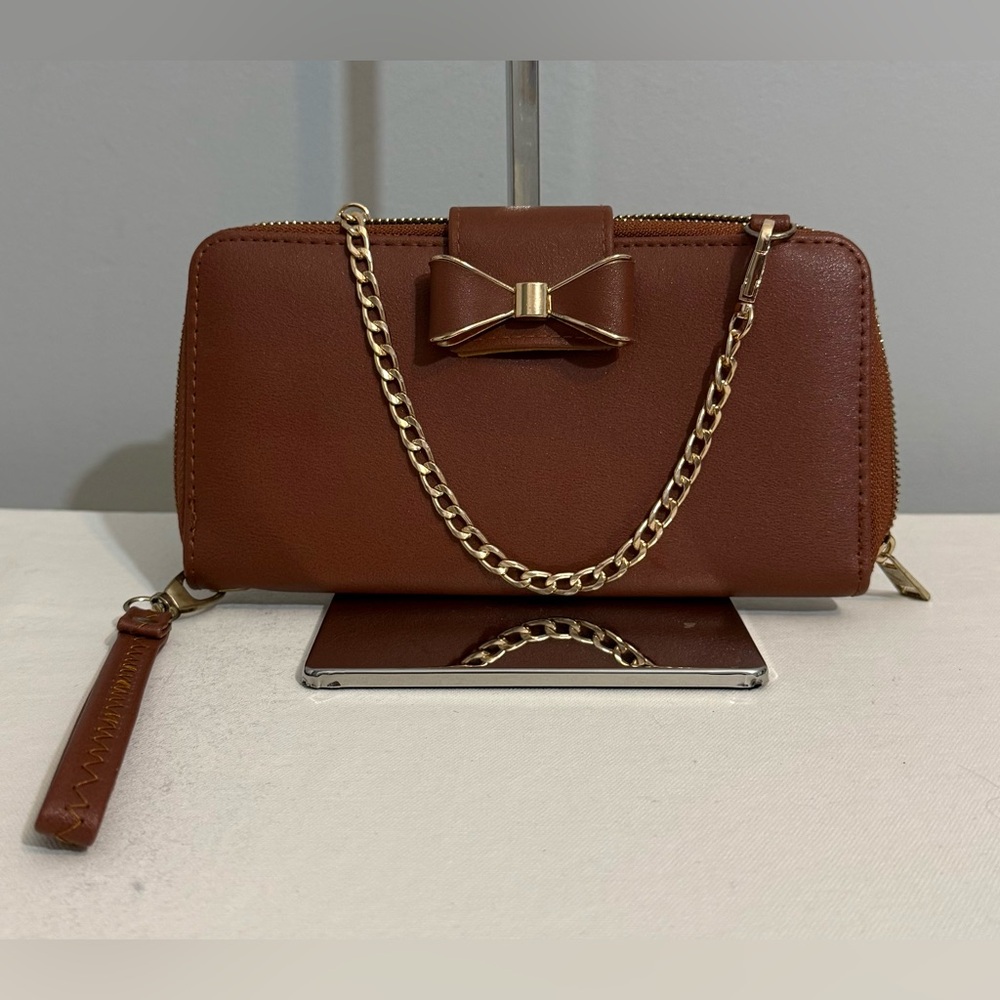 Brown Bow Accent Chain Wristlet
Wallet Small Purse Gold Tone Hardware